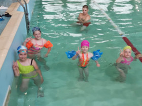 Обучение плаванию в школьном лагере «Цветочный городок».